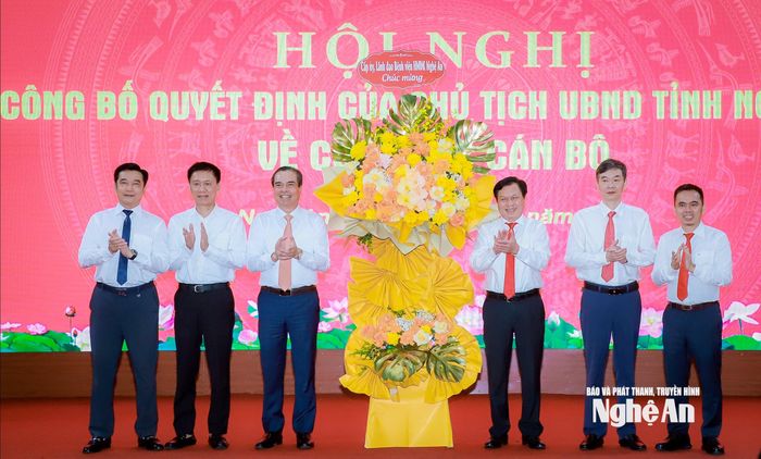Ban Giám đốc Bệnh viện Hữu nghị Đa khoa Nghệ An tặng hoa chúc mừng đồng chí Nguyễn Hồng Trường. Ảnh: Thành Duy