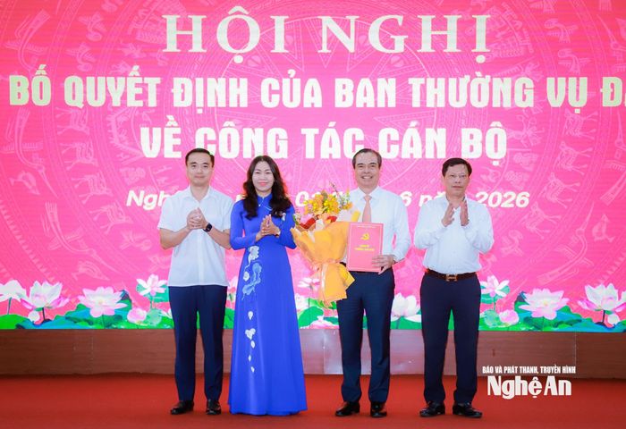 Thường trực Đảng ủy phường Vinh Phú trao quyết định chỉ định đồng chí Nguyễn Hồng Trường - Giám đốc Bệnh viện Hữu nghị Đa khoa Nghệ An tham gia Ban Chấp hành Đảng bộ, Ban Thường vụ Đảng ủy và giữ chức Bí thư Đảng ủy Bệnh viện Hữu nghị Đa khoa Nghệ An, nhiệm kỳ 2025 - 2030. Ảnh: Thành Duy