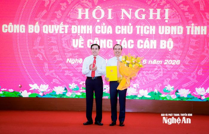 Đồng chí Võ Trọng Hải - Phó Bí thư Tỉnh ủy, Chủ tịch UBND tỉnh trao quyết định, tặng hoa chúc mừng Tân Giám đốc Bệnh viện Hữu nghị Đa khoa Nghệ An Nguyễn Hồng Trường. Ảnh: Thành Duy