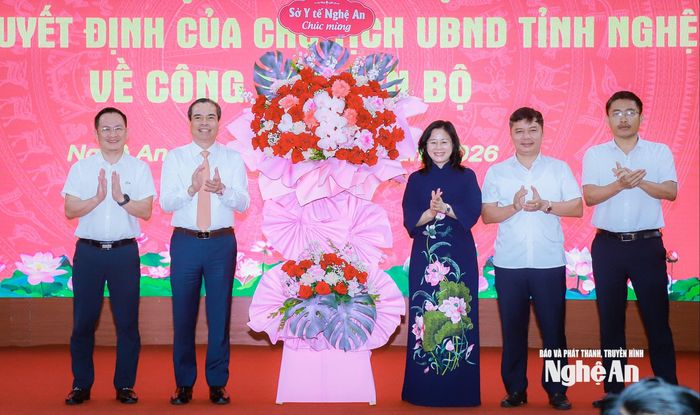 Các đồng chí lãnh đạo Sở Y tế tặng hoa chúc mừng đồng chí Nguyễn Hồng Trường. Ảnh: Thành Duy