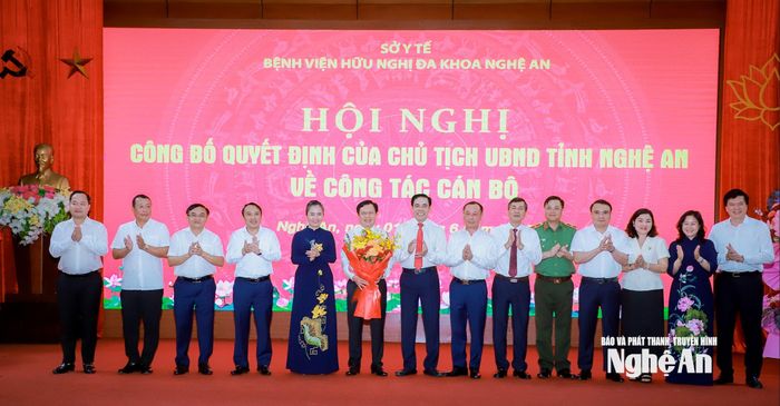 Các đồng chí trong Thường trực, Ban Thường vụ Tỉnh ủy, lãnh đạo HĐND, UBND tỉnh, Ủy ban MTTQ Việt Nam tỉnh tặng hoa cảm ơn những cống hiến, đóng góp của PGS.TS Nguyễn Văn Hương - nguyên Giám đốc Bệnh viện Hữu nghị Đa khoa Nghệ An. Ảnh: Thành Duy