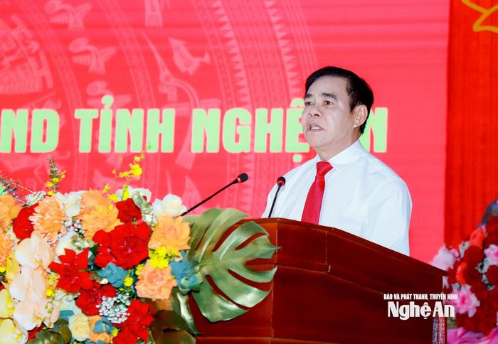 Chủ tịch UBND tỉnh Nghệ An Võ Trọng Hải phát biểu giao nhiệm vụ đến đồng chí Nguyễn Hồng Trường. Ảnh: Thành Duy