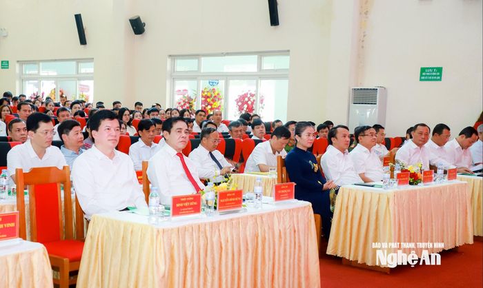 Các đồng chí trong Thường trực Tỉnh ủy, Ban Thường vụ Tỉnh ủy và lãnh đạo HĐND, UBND tỉnh, các sở, ngành dự chương trình. Ảnh: Thành Duy