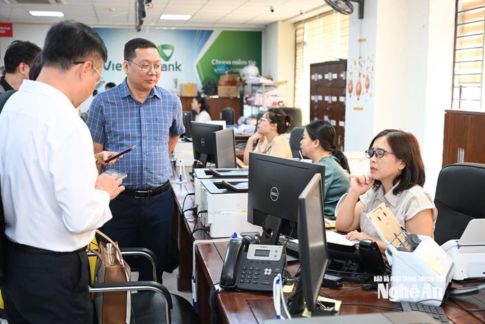 Đoàn công tác Bộ Tư pháp kiểm tra hoạt động của Trung tâm hành chính công tỉnh. Ảnh: Thành Cường