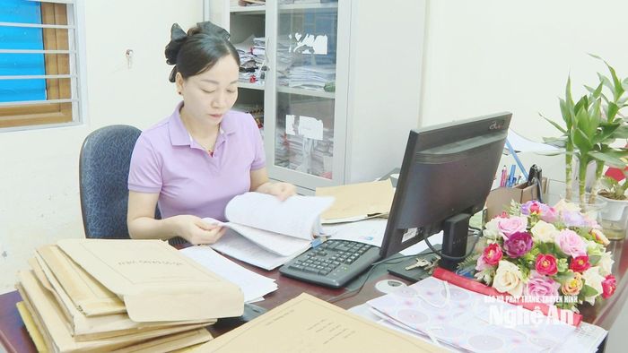 Cán bộ Ban Xây dựng Đảng xã Con Cuông rà soát, đối chiếu hồ sơ đảng viên giấy để cập nhật vào cơ sở dữ liệu. Ảnh: PV