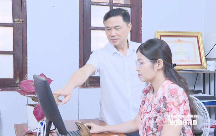 Ông Nguyễn Văn Chung - Trưởng phòng Tổ chức đảng, đảng viên, Ban Tổ chức Tỉnh ủy Nghệ An và cán bộ phòng đang kiểm tra tiến độ chuẩn hóa hồ sơ đảng viên của các đảng bộ trực thuộc Tỉnh ủy trên hệ thống phần mềm. Ảnh PV