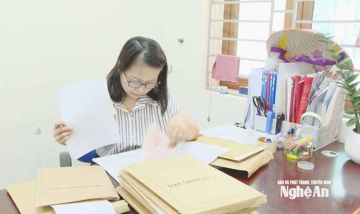 Cán bộ Ban Xây dựng Đảng xã Con Cuông rà soát hồ sơ đảng viên giấy để cập nhật vào cơ sở dữ liệu. Ảnh: PV