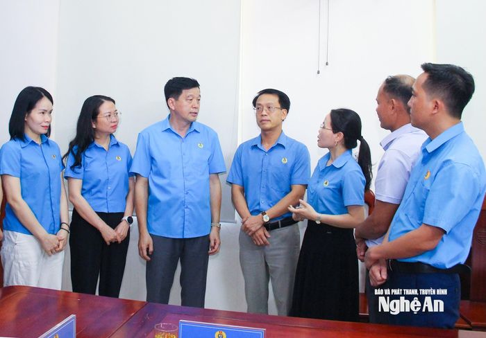 Lãnh đạo LĐLĐ tỉnh trao đổi, thống nhất một số nội dung cần quan tâm trong hoạt động của đoàn Nghệ An khi tham gia Đại hội. Ảnh: Mai Hoa