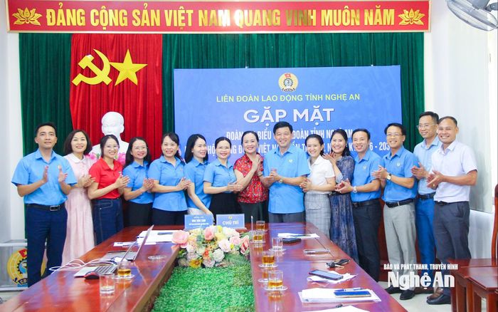 Lãnh đạo Ủy ban MTTQ Việt Nam tỉnh và LĐLĐ tỉnh chụp ảnh lưu niệm với các đại biểu tham dự Đại hội. Ảnh: Mai Hoa