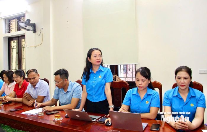 Phó Chủ tịch Công đoàn Báo và phát thanh, truyền hình Nghệ An Nguyễn Thị An Nhân, đại biểu chính thức tham gia Đại hội nêu ý kiến về công tác truyền thông của đoàn Nghệ An tại Đại hội. Ảnh: Mai Hoa
