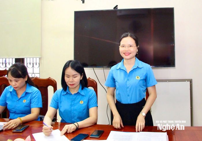 Phó Chủ tịch LĐLĐ tỉnh Phan Thị Trang thông báo các nội dung liên quan đến Đại hội. Ảnh: Mai Hoa