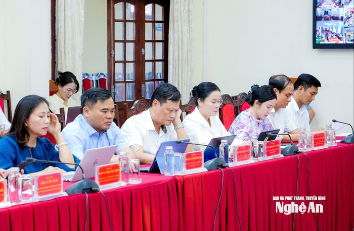 Lãnh đạo các ban, sở, ngành dự hội nghị. Ảnh: Phạm Bằng