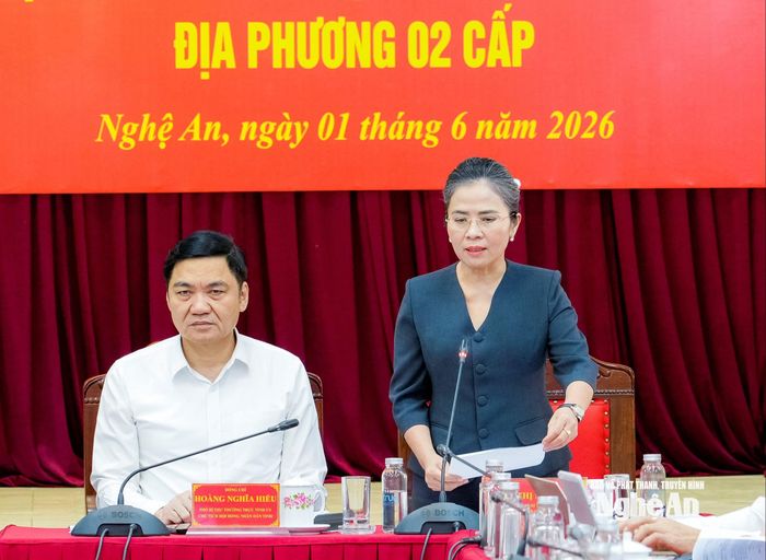 Đồng chí Võ Thị Minh Sinh - Phó Bí thư Tỉnh ủy, Chủ tịch Ủy ban MTTQ tỉnh điều hành hội nghị. Ảnh: Phạm Bằng