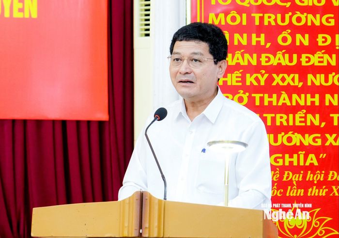 Đồng chí Phạm Trọng Hoàng - Ủy viên BTV Tỉnh ủy, Trưởng ban Tổ chức Tỉnh ủy báo cáo kết quả 1 năm vận hành mô hình tổ chức tổng thể của hệ thống chính trị, chính quyền địa phương 2 cấp trên địa bàn tỉnh. Ảnh: Phạm Bằng