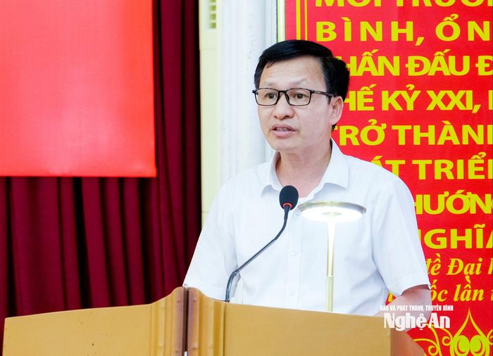 Đồng chí Bùi Văn Hiền - Bí thư Đảng ủy, Chủ tịch HĐND xã Thông Thụ phát biểu tham luận tại hội nghị. Ảnh: Phạm Bằng