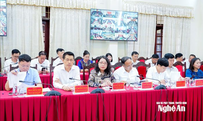 Lãnh đạo các ban, sở, ngành dự hội nghị. Ảnh: Phạm Bằng