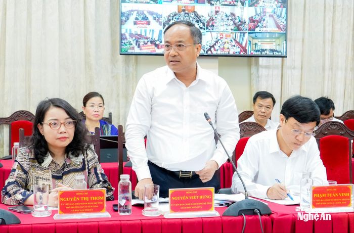 Đồng chí Nguyễn Viết Hưng - Ủy viên BCH Đảng bộ tỉnh, Giám đốc Sở Nội vụ phát biểu tham luận tại hội nghị. Ảnh: Phạm Bằng