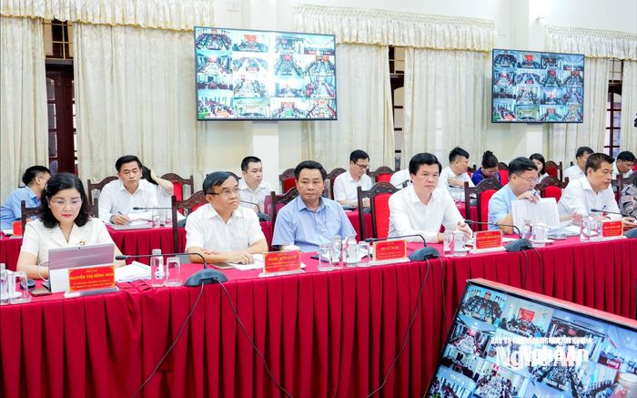 Các đồng chí Ủy viên Ban Thường vụ Tỉnh ủy và lãnh đạo các ban, sở, ngành dự hội nghị. Ảnh: Phạm Bằng