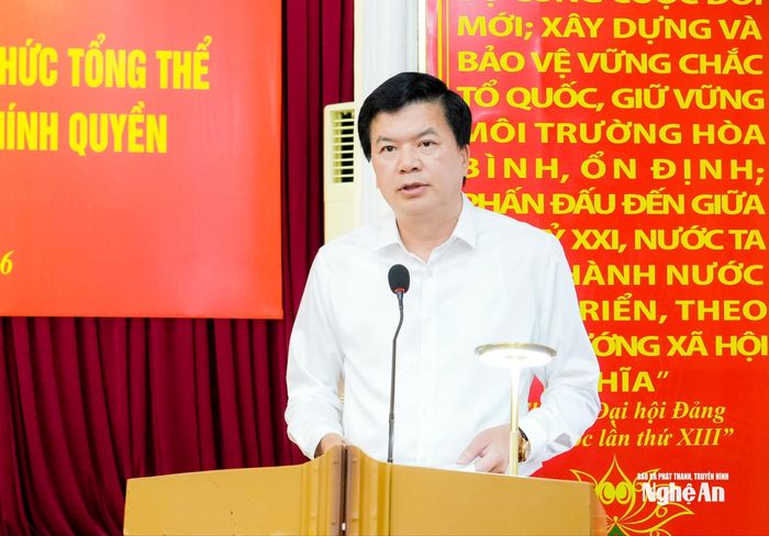 Đồng chí Nguyễn Đình Hùng - Ủy viên Ban Thường vụ Tỉnh ủy, Phó Chủ tịch Thường trực Ủy ban MTTQ tỉnh phát biểu tham luận tại hội nghị. Ảnh: Phạm Bằng
