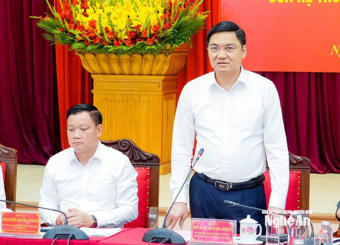 Đồng chí Hoàng Nghĩa Hiếu - Phó Bí thư Thường trực Tỉnh ủy, Chủ tịch HĐND tỉnh điều hành hội nghị. Ảnh: Phạm Bằng