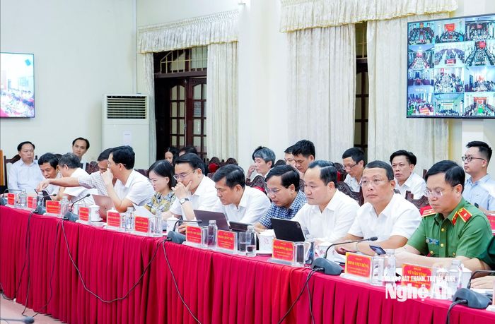 Các đồng chí Ủy viên Ban Thường vụ Tỉnh ủy và lãnh đạo các ban, sở, ngành dự hội nghị. Ảnh: Phạm Bằng