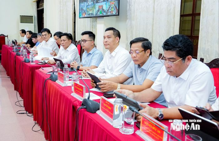 Lãnh đạo các ban, sở, ngành, xã, phường dự hội nghị. Ảnh: Phạm Bằng