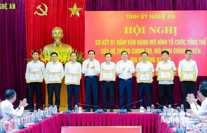 Các đồng chí: Nguyễn Khắc Thận - Ủy viên Trung ương Đảng, Bí thư Tỉnh ủy, Trưởng Đoàn ĐBQH tỉnh; Võ Trọng Hải - Phó Bí thư Tỉnh ủy, Chủ tịch UBND tỉnh trao Bằng khen của Ban Thường vụ Tỉnh ủy tặng các địa phương có thành tích xuất sắc. Ảnh: Phạm Bằng