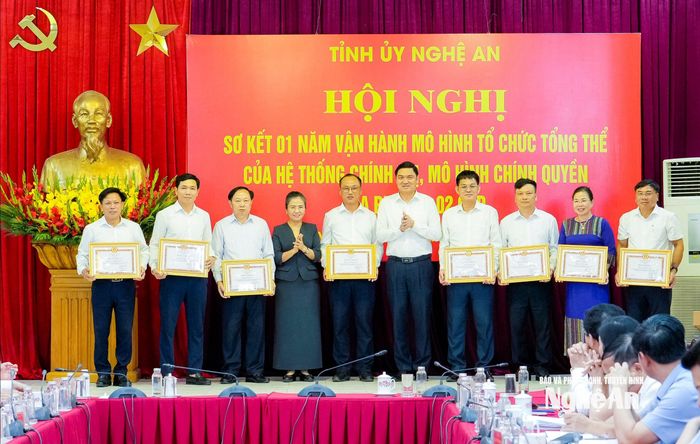 Các đồng chí: Hoàng Nghĩa Hiếu - Phó Bí thư Thường trực Tỉnh ủy, Chủ tịch HĐND tỉnh; Võ Thị Minh Sinh - Phó Bí thư Tỉnh ủy, Chủ tịch Ủy ban MTTQ tỉnh trao Bằng khen của Ban Thường vụ Tỉnh ủy tặng các địa phương có thành tích xuất sắc. Ảnh: Phạm Bằng