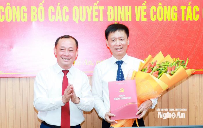 Đồng chí Phan Đức Đồng - Ủy viên Ban Thường vụ Tỉnh ủy, Bí thư Đảng ủy, Chủ tịch HĐND phường Trường Vinh trao quyết định chỉ định đồng chí Trịnh Xuân Nam - Giám đốc Bệnh viện Đa khoa thành phố Vinh tham gia Ban Chấp hành, Ban Thường vụ Đảng ủy, giữ chức vụ Bí thư Đảng ủy Bệnh viện Đa khoa thành phố Vinh nhiệm kỳ 2025 - 2030. Ảnh: Thành Duy