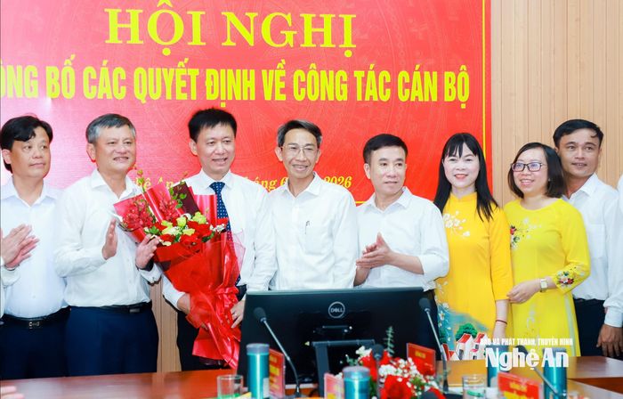 Tập thể lãnh đạo tân Bệnh viện Đa khoa thành phố Vinh chúc mừng bác sĩ Trịnh Xuân Nam. Ảnh: Thành Duy
