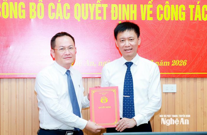 Đồng chí Nguyễn Hữu Lê - Phó Giám đốc Sở Y tế Nghệ An trao quyết định điều động, bổ nhiệm bác sĩ Trịnh Xuân Nam giữ chức vụ Giám đốc Bệnh viện Đa khoa thành phố Vinh. Ảnh: Thành Duy