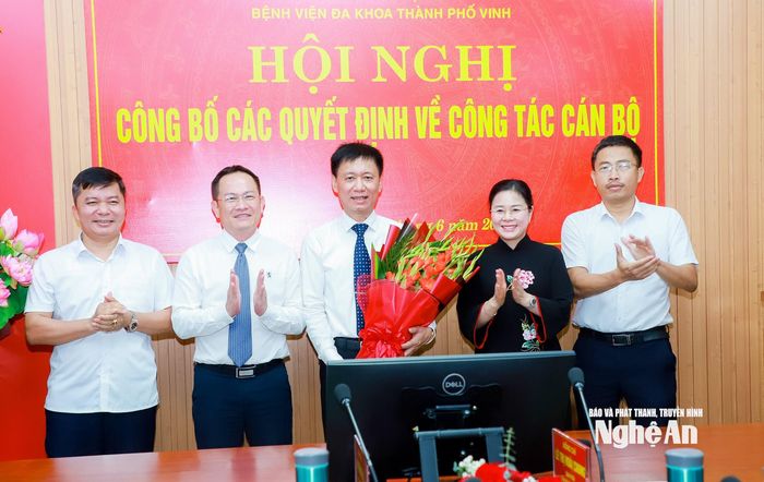 Tập thể lãnh đạo Sở Y tế chúc mừng tân Giám đốc Bệnh viện Đa khoa thành phố Vinh. Ảnh: Thành Duy