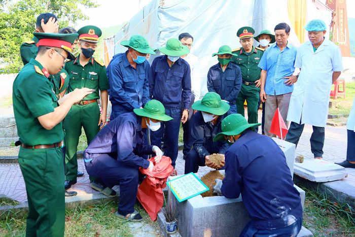 Sau khi phần mộ được mở, lực lượng làm nhiệm vụ cẩn trọng bóc tách từng lớp đất, cát để tiếp cận hài cốt; đồng thời, cán bộ Tổ lấy mẫu, số hóa thông tin tiếp tục cập nhật dữ liệu hiện trường, bảo đảm tính chính xác và đồng bộ của thông tin.