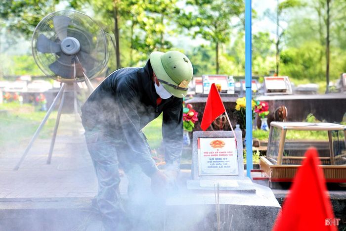 Sau khi hoàn tất công tác số hóa ban đầu, các thành viên thuộc Tổ khai quật, di chuyển hài cốt liệt sĩ và hoàn trả mộ tiến hành cắt mở phần mộ bằng các dụng cụ chuyên dụng.