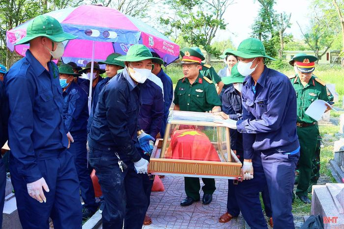 Sau khi được đưa lên khỏi phần mộ, hài cốt liệt sĩ được phủ quân kỳ, đặt trong tủ kính chuyên dụng và nâng chuyển một cách thận trọng, trang nghiêm.