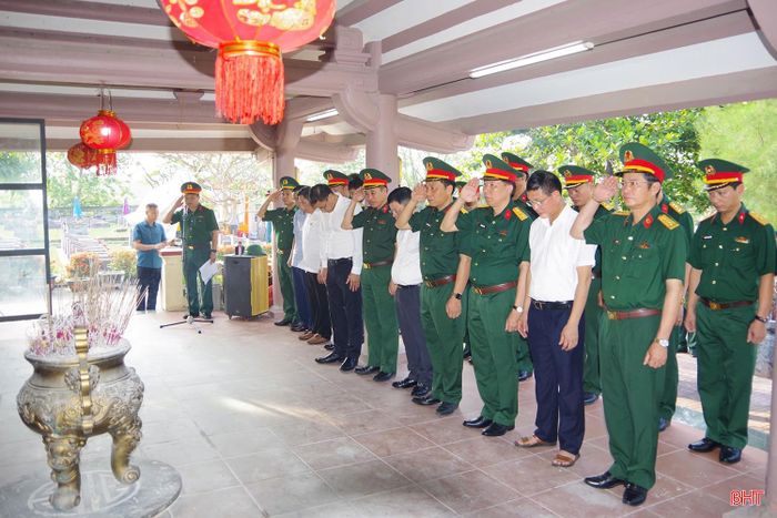 Trước khi tiến hành khai quật, lấy mẫu hài cốt liệt sĩ, các đại biểu Quân khu 4, Ban Chỉ đạo 515 tỉnh, Bộ Chỉ huy Quân sự tỉnh và địa phương đã tổ chức dâng hoa, dâng hương tại đài tưởng niệm, các phần mộ liệt sĩ, thể hiện lòng thành kính, sự tri ân và thực hiện nghi thức tâm linh theo truyền thống văn hóa dân tộc.
