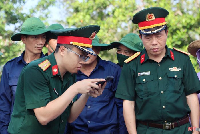 Tại các phần mộ chưa xác định được thông tin, cán bộ thuộc Tổ lấy mẫu, số hóa thông tin tiến hành cập nhật dữ liệu ngay tại hiện trường, bao gồm các thông tin về vị trí phần mộ, nội dung bia mộ, mẫu phẩm và hồ sơ liên quan, phục vụ công tác lưu trữ, quản lý, bàn giao và giám định ADN.