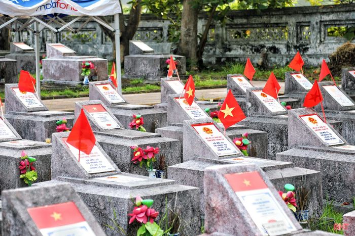 Việc lấy mẫu hài cốt liệt sĩ phục vụ giám định ADN không chỉ góp phần xác định danh tính các liệt sĩ còn thiếu thông tin mà còn thể hiện trách nhiệm, đạo lý “uống nước nhớ nguồn” của dân tộc, đáp ứng mong mỏi của thân nhân qua nhiều năm tháng.