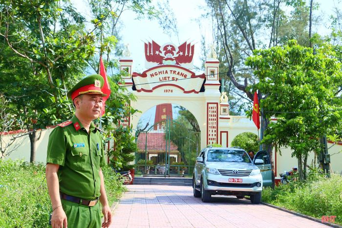 Xung quanh khu vực nghĩa trang, các thành viên Tổ bảo đảm an ninh thực hiện nhiệm vụ bảo vệ, giữ gìn an ninh, an toàn khu vực lấy mẫu; đồng thời, kiểm soát chặt chẽ người và phương tiện ra vào, không để người không có nhiệm vụ tiếp cận hiện trường.