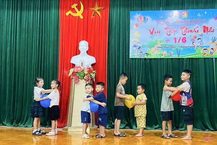 Bên cạnh đó, các địa phương đã ra mắt nhiều mô hình, câu lạc bộ sinh hoạt hè tại khu dân cư, tạo điều kiện để thiếu nhi có thêm không gian học tập, vui chơi và tham gia các hoạt động tập thể. Các mô hình này góp phần phát huy vai trò của tổ chức Đoàn, Đội trong việc đồng hành cùng trẻ em, xây dựng môi trường sinh hoạt lành mạnh, an toàn trong cộng đồng. Trong ảnh: Tuổi trẻ xã Lộc Hà tổ chức các trò chơi cho thiếu nhi nhân dịp 1/6.