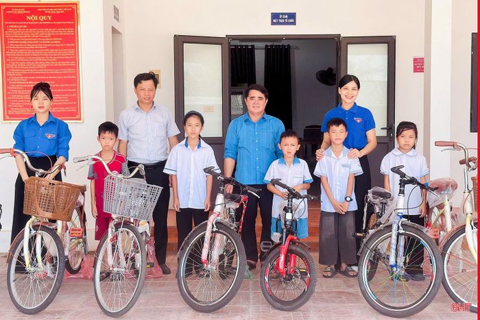 Những phần quà tuy không lớn nhưng thể hiện sự quan tâm, sẻ chia của các tổ chức, cá nhân và cộng đồng xã hội đối với trẻ em, góp phần động viên các em vượt qua khó khăn, tiếp tục nỗ lực vươn lên trong học tập và cuộc sống.