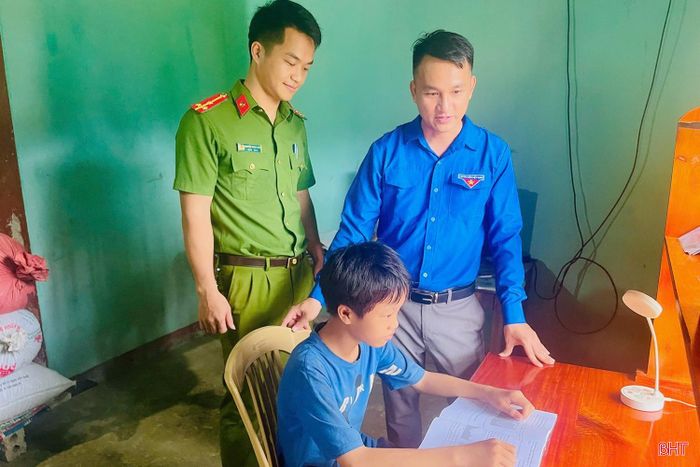 Đây không chỉ là sân chơi bổ ích giúp các em được vui chơi, giao lưu sau 1 năm học mà còn tạo môi trường để rèn luyện kỹ năng, phát triển toàn diện. Trong ảnh: Tuổi trẻ xã Kim Hoa tổ chức trao tặng "góc học tập cho em" dành cho thiếu nhi có hoàn cảnh khó khăn nhân dịp 1/6.