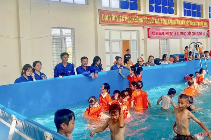 Cùng với các hoạt động vui chơi, công tác tuyên truyền, giáo dục kỹ năng sống cho trẻ em cũng được các cơ sở Đoàn, Đội chú trọng triển khai. Nhiều buổi sinh hoạt hè với nội dung tuyên truyền phòng, chống đuối nước, tai nạn thương tích và bảo vệ trẻ em trên môi trường mạng đã được tổ chức đã góp phần nâng cao nhận thức, trang bị cho các em những kiến thức cần thiết để bảo vệ bản thân trong dịp nghỉ hè. Trong ảnh: Tuổi trẻ xã Việt Xuyên phối hợp cùng Liên đội Trường Tiểu học Lý Tự Trọng mở lớp dạy bơi hè.