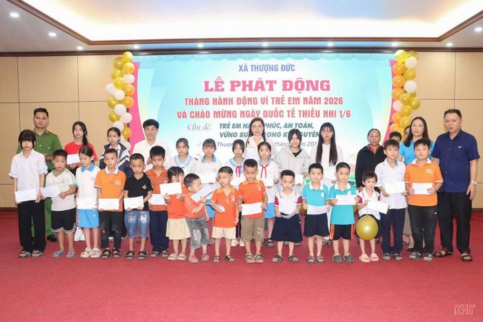Hưởng ứng Ngày Quốc tế thiếu nhi 1/6 và Tháng hành động vì trẻ em năm 2026, tuổi trẻ Hà Tĩnh đã triển khai nhiều hoạt động ý nghĩa, thiết thực hướng về thiếu nhi trên toàn tỉnh. Trong ảnh: Đoàn Thanh niên xã Thượng Đức phối hợp Phòng Văn hóa - Xã hội, UBND xã tổ chức chương trình vui chơi, giao lưu và tặng quà cho các em thiếu nhi trên địa bàn xã.