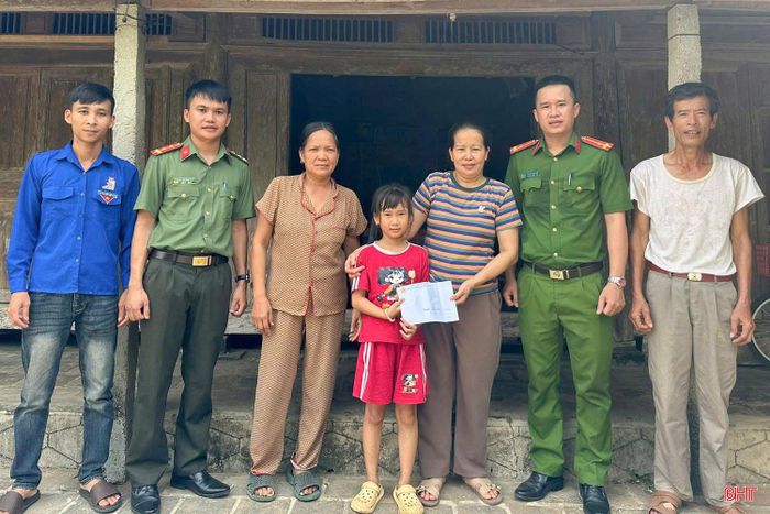 Đặc biệt, công tác chăm lo cho trẻ em có hoàn cảnh khó khăn tiếp tục được quan tâm. Dịp này, các cấp bộ Đoàn, Đội đã trao tặng hơn 800 suất quà, học bổng, xe đạp và mô hình “Góc học tập cho em” cho trẻ em nghèo, trẻ em có hoàn cảnh đặc biệt khó khăn trên địa bàn tỉnh. Tổng nguồn lực huy động thực hiện các hoạt động đạt gần 300 triệu đồng.