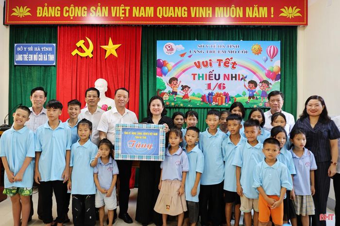  Chủ tịch UBND tỉnh Phan Thiên Định cùng các đồng chí lãnh đạo tỉnh thăm, tặng quà các em đang được chăm sóc, nuôi dưỡng tại Làng Trẻ em mồ côi Hà Tĩnh. Ảnh: Phúc Quang 