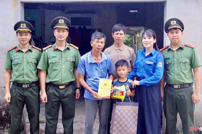  Nhiều hoạt động thăm hỏi, trao quà, khám bệnh cho trẻ em đang được các cấp, ngành ở Hà Tĩnh triển khai. Ảnh do cơ sở cung cấp. 