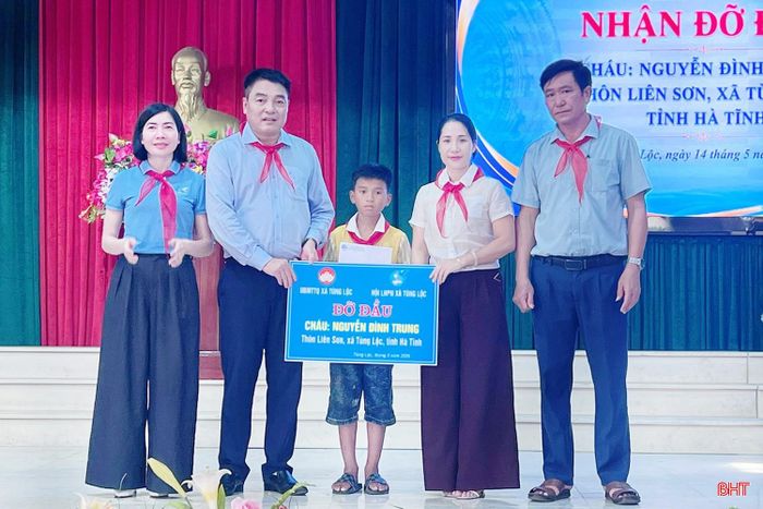  Ủy ban MTTQ và Hội Liên hiệp Phụ nữ xã Tùng Lộc tổ chức chương trình nhận đỡ đầu em Nguyễn Đình Trung. Ảnh: Hội LHPN xã Tùng Lộc. 
