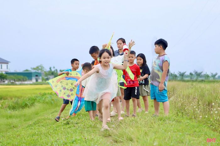  Sự chung tay của các cấp, ngành và toàn xã hội sẽ góp phần giúp trẻ em Hà Tĩnh vững bước hơn trong thời đại mới. Ảnh: Trần Vũ 