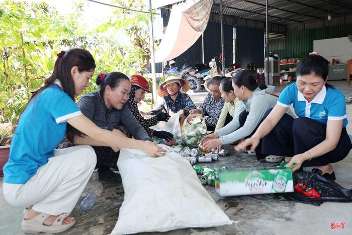 Hoạt động thu gom rác tái chế được Hội LHPN xã Lộc Hà duy trì hàng tuần.